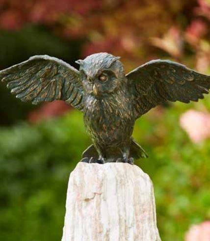 Bronzefigur Uhu, Flügel offen